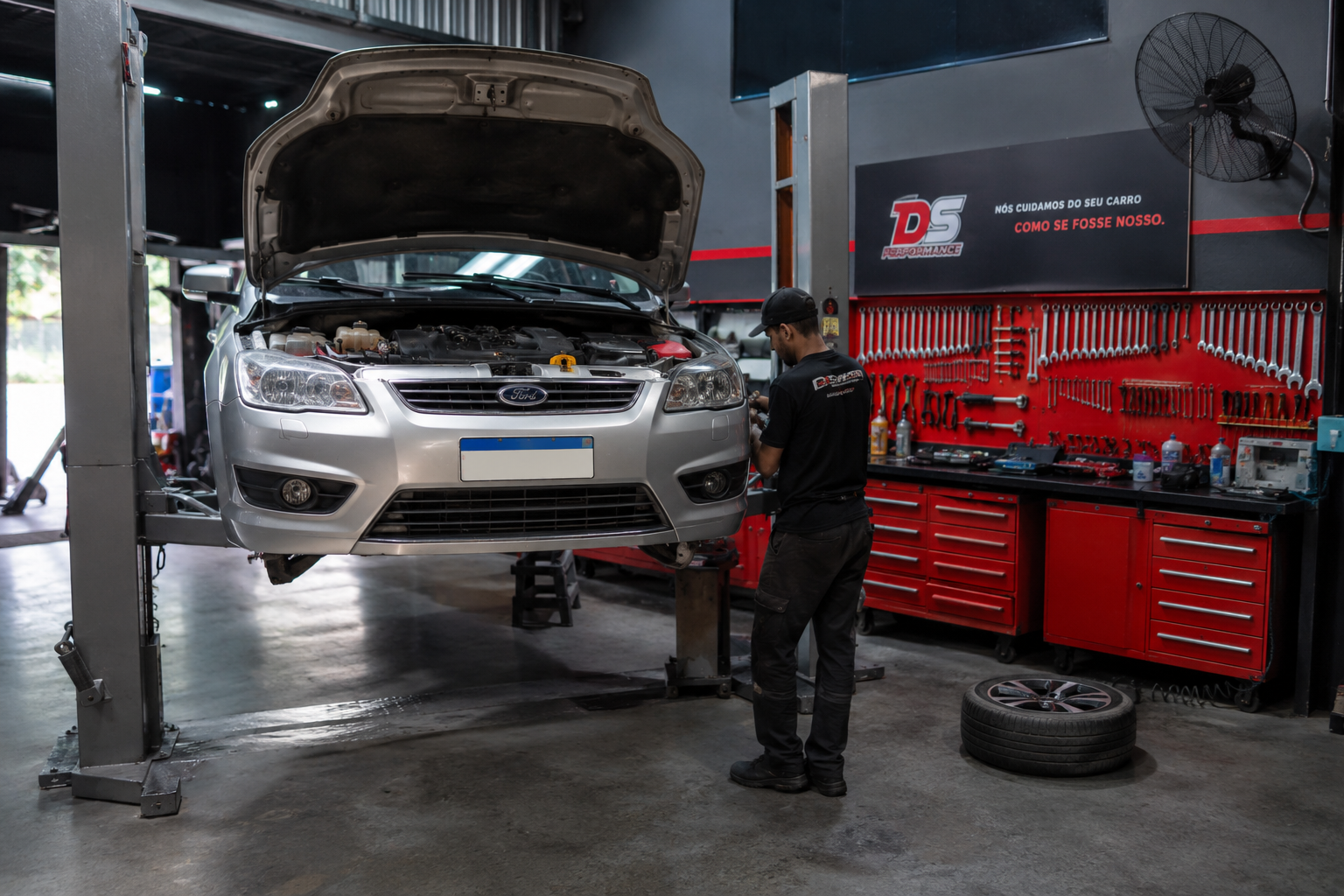 Mecânico trabalhando em carro premium na oficina Vértice Auto Center